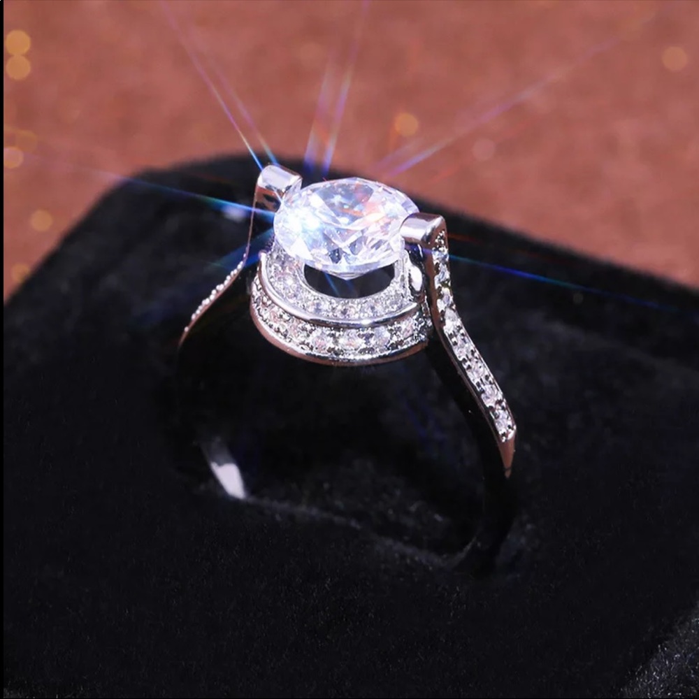 New Luxury 925 Silver Diamond Engagement Ring - Picture 3 of 6